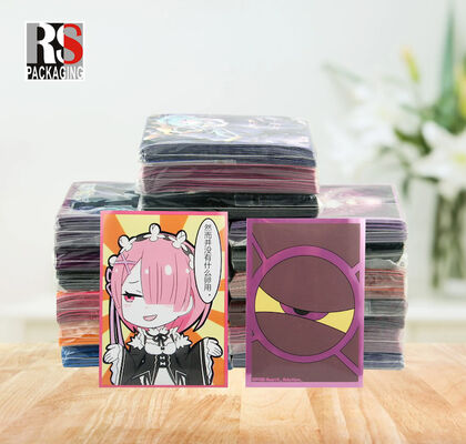 Специальное матовое игровое карточное чехло устойчиво к царапинам, износу и изгибу.